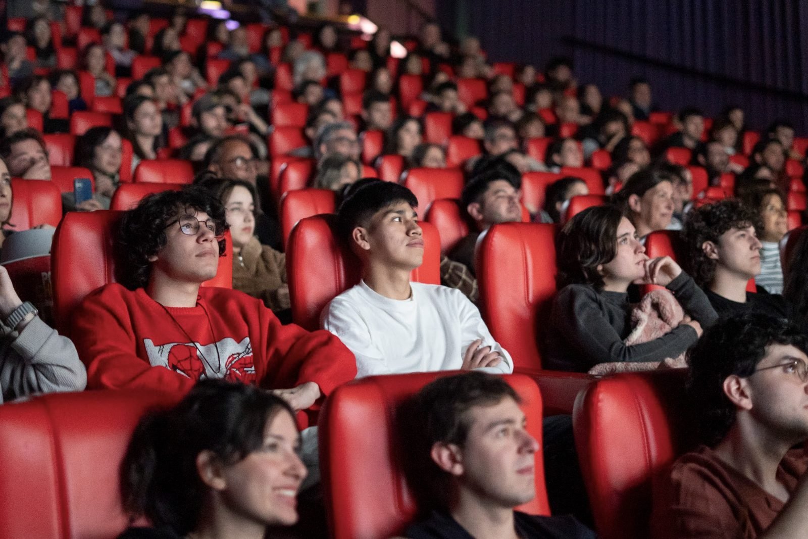 El público mira una proyección en la sala de cine